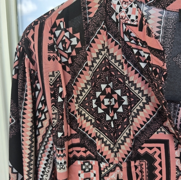 Cocomo Women's Patterned Tunic Top 3X Pink Black Pleated Front Roll Tab Sleeves - Picture 10 of 13